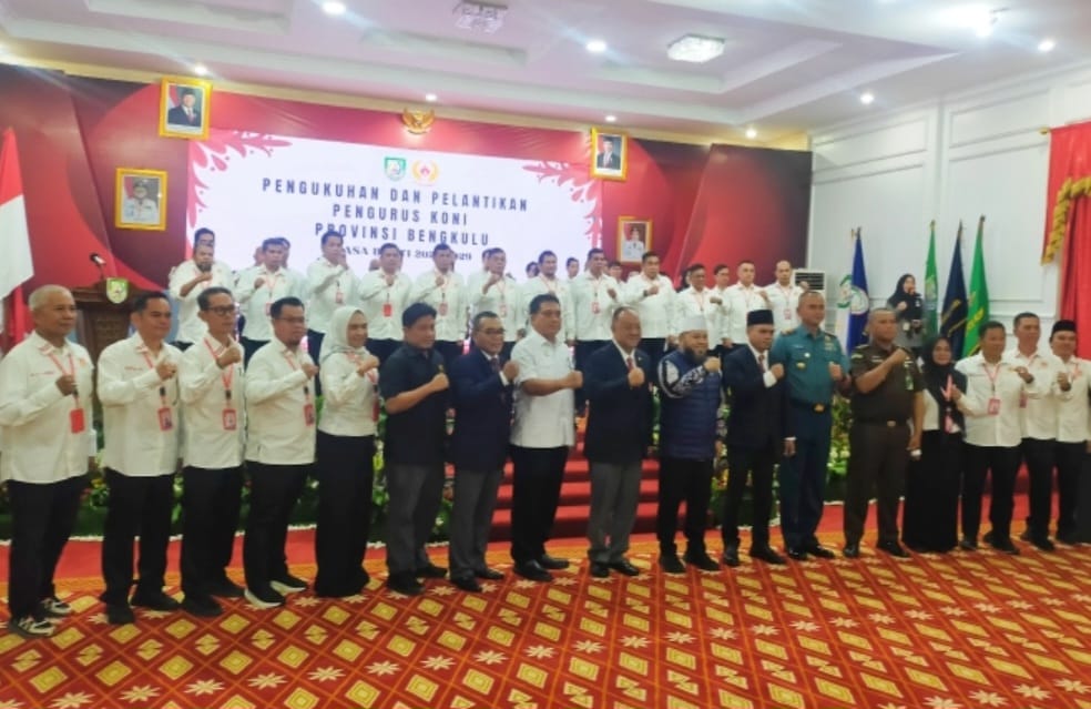 Ketua KONI Sumbar Hamdanus foto bersama dengan Pengurus KONI Provinsi Bengkulu masa bakti 2025–2029 yang baru dikukuhkan dan dilantik di Gedung Daerah Bengkulu, Senin (15/12/2025). Foto Revdi Iwan Syahputra/ KONI Sumbar)